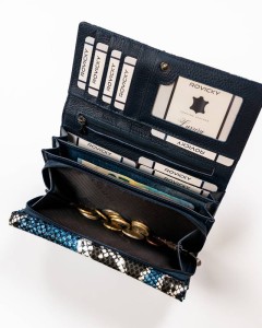 Praktyczna kieszeń na monety zamykana na solidny suwak umożliwia bezpieczne przechowywanie drobnych.