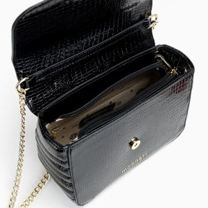 Mała czarna torebka Crossbody Monnari BAG2360 wnętrze z jasną podszewką i kieszonkami