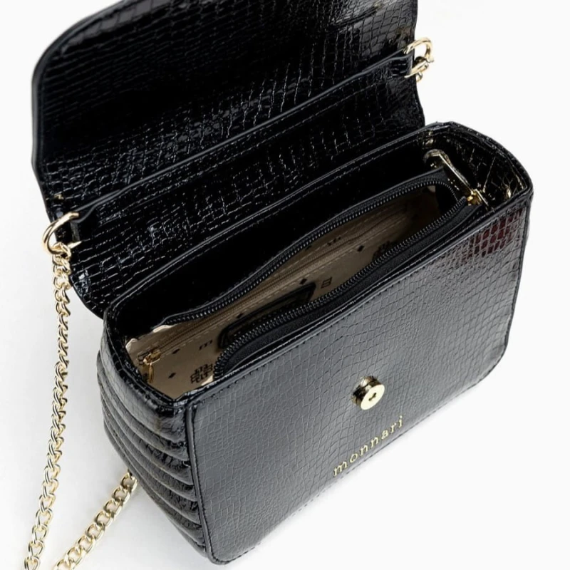 Mała czarna torebka Crossbody Monnari BAG2360 wnętrze z jasną podszewką i kieszonkami
