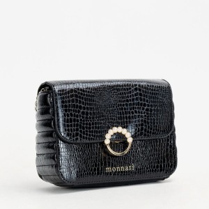 Mała czarna torebka Crossbody Monnari BAG2360 widok z boku, regulowany pasek z łańcuszkiem