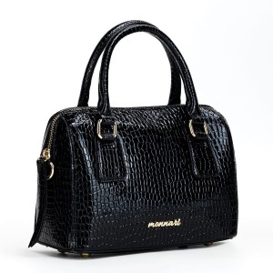Mały lakierowany czarny kuferek Monnari BAG1230 - elegancka torebka damska crossbody z regulowanym paskiem