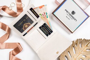 Wnętrze portfela Peterson z wieloma przegródkami na karty oraz kieszenią na monety zamykaną na suwak.