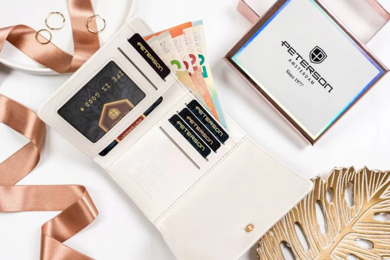 Wnętrze portfela Peterson z wieloma przegródkami na karty oraz kieszenią na monety zamykaną na suwak.