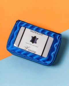 Funkcjonalna zewnętrzna kieszeń zapewnia szybki dostęp do drobnych przedmiotów.