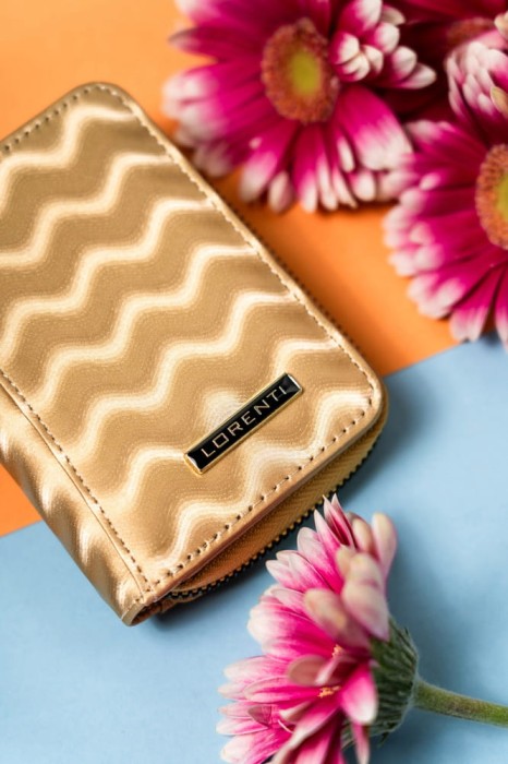 Metalowe logo Lorenti i subtelny wzór podkreślają styl i jakość portfela.