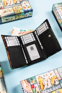Funkcjonalne wnętrze z ponad 10 przegródkami na karty, miejscem na dowód rejestracyjny oraz kieszonkami na dokumenty.