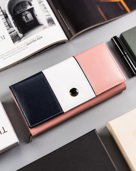 Portfel Peterson z bezpiecznym zamknięciem na zatrzask, idealny do przechowywania kart i drobnych.