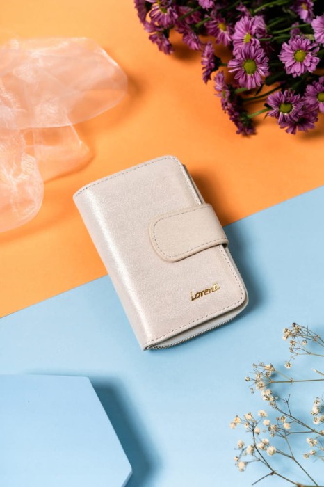 Skórzany, elegancki portfel damski na zatrzask i suwak - Złoty