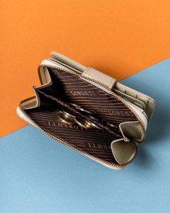Skórzany, elegancki portfel damski na zatrzask i suwak - Złoty