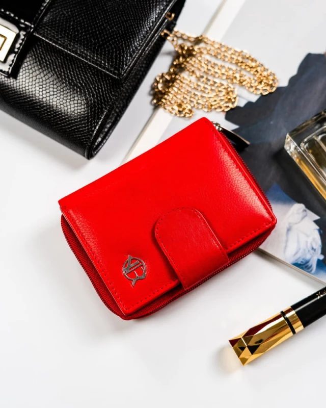 Mały portfel skórzany na zatrzask w czerwonym kolorze - Rovicky