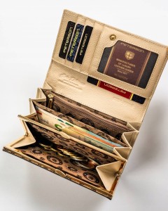 Klasyczny, elegancki portfel damski w beżowym kolorze mieszczący dowód rejestracyjny - Peterson