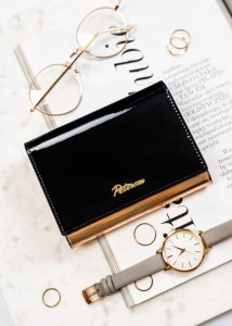 Średnich rozmiarów portfel damski w kolorze czarno-złotym z kieszenią na suwak - Peterson