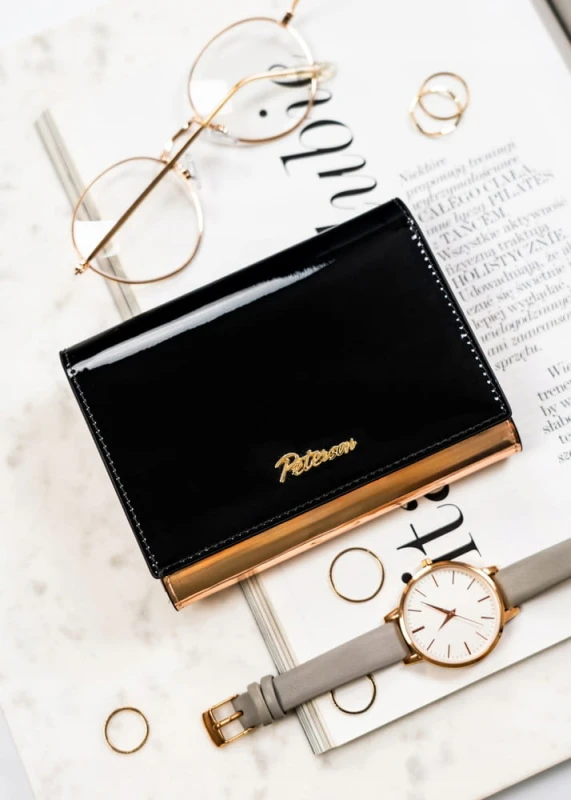 Średnich rozmiarów portfel damski w kolorze czarno-złotym z kieszenią na suwak - Peterson