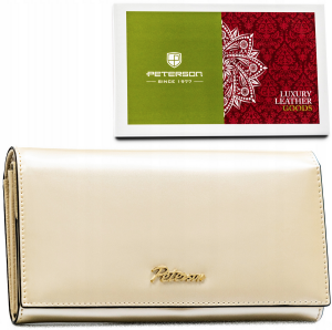 Duży portfel damski Peterson wykonany ze skóry naturalnej lakierowanej w kolorze beżowym, zamykany na zatrzask.