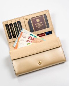 Wnętrze portfela z przegródkami na karty, kieszenią na monety i miejscem na dowód rejestracyjny.