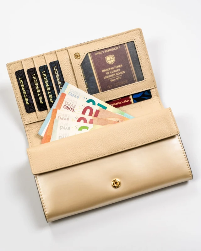 Wnętrze portfela z przegródkami na karty, kieszenią na monety i miejscem na dowód rejestracyjny.