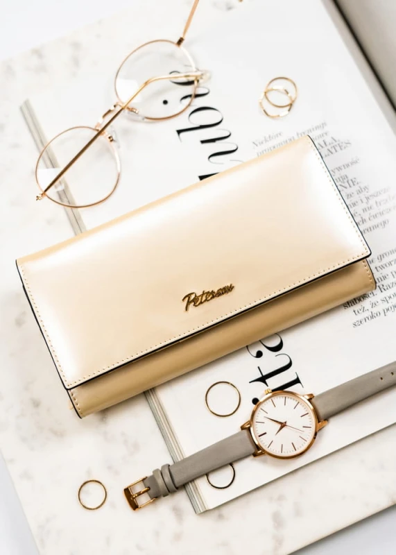 Elegancki, beżowy portfel damski ze skóry naturalnej zamykany zatrzaskiem - Peterson