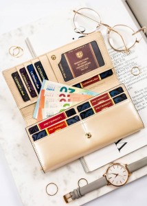 Wnętrze portfela z 9 przegródkami na karty i 2 kieszeniami na dokumenty