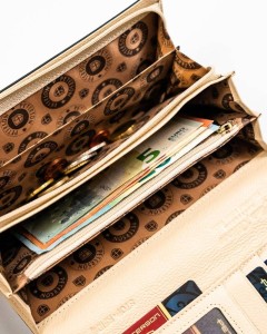 Ozdobna podszewka z logo marki Peterson w portfelu