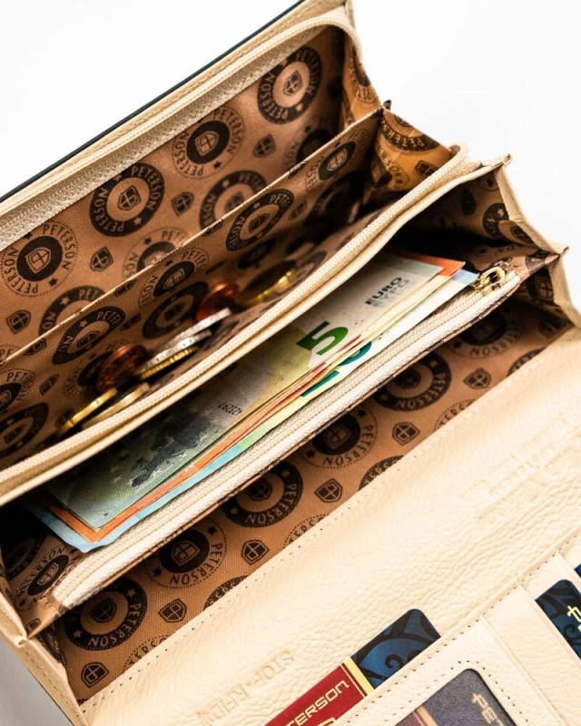 Ozdobna podszewka z logo marki Peterson w portfelu