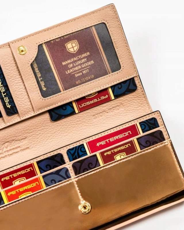 Czarno-złoty portfel damski ze skóry naturalnej z lakierowaną klapką - Peterson