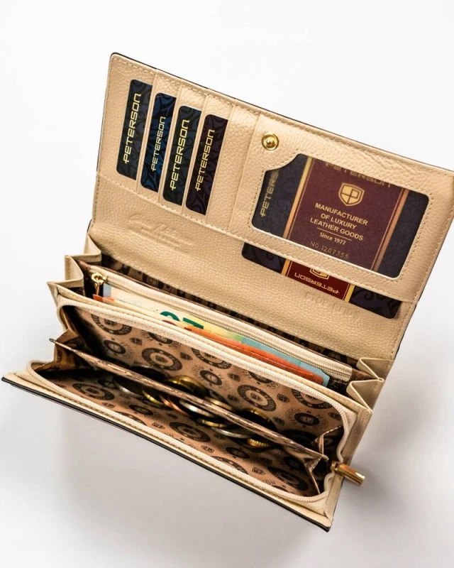 Wnętrze portfela Peterson z 6-10 przegródkami na karty oraz kieszenią na monety zamykaną na suwak.