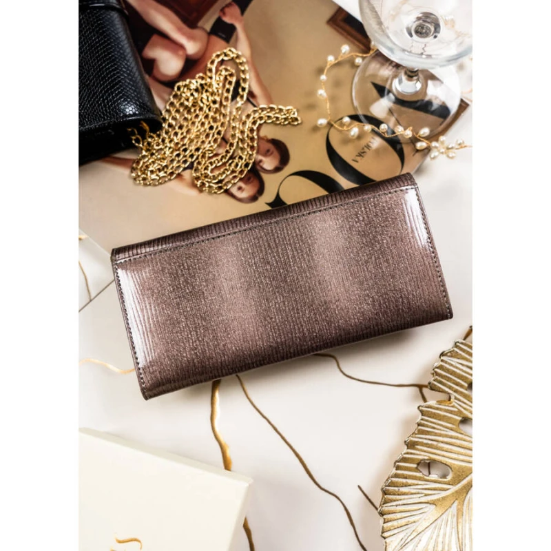 Szary portfel damski z lakierowanej skóry naturalnej na zatrzask - Peterson