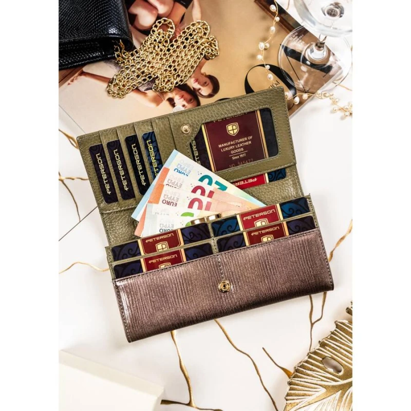 Szary portfel damski z lakierowanej skóry naturalnej na zatrzask - Peterson