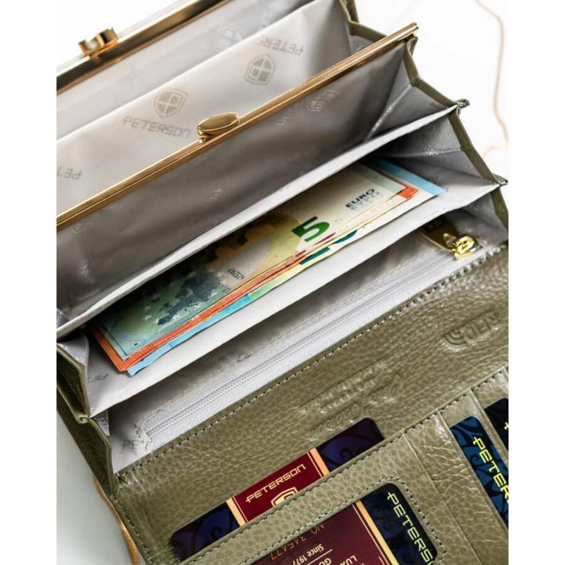 Kieszeń na bilon z biglem – detal portfela