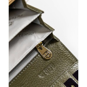 Złote okucia i zatrzask portfela Peterson