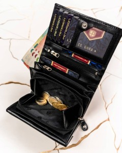 Wnętrze portfela Peterson z 1–5 przegródkami na karty, kieszenią na monety na suwak i miejscem na dowód rejestracyjny.