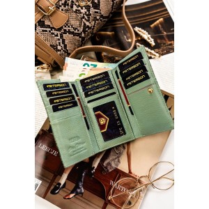 Wnętrze portfela Peterson z licznymi przegródkami na karty, kieszenią na monety na bigiel i miejscem na dowód rejestracyjny.