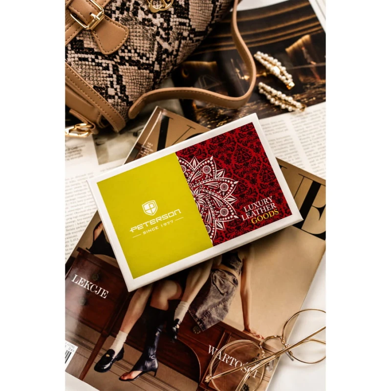 Portfel Peterson zapakowany w eleganckie pudełko – gotowy na prezent.