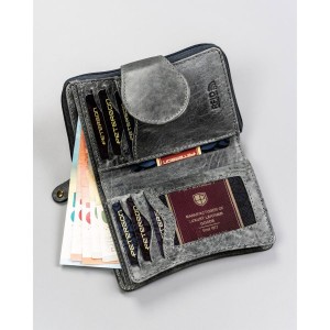 Wnętrze portfela damskiego Peterson z przegródkami na karty oraz kieszenią na monety zamykaną na suwak.