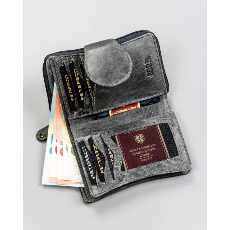 Wnętrze portfela damskiego Peterson z przegródkami na karty oraz kieszenią na monety zamykaną na suwak.