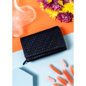 Ekskluzywny portfel damski Rovicky wykonany z granatowej skóry naturalnej z geometrycznym tłoczeniem i złotymi okuciami.