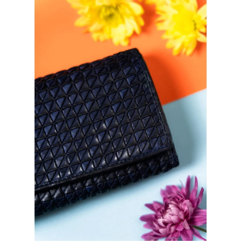 Subtelne geometryczne tłoczenie i eleganckie złote logo Rovicky podkreślają wysoką jakość wykonania.