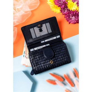 Portfel o wymiarach 19 × 10 cm wygodnie mieści się w dłoni, oferując przestronność i styl.