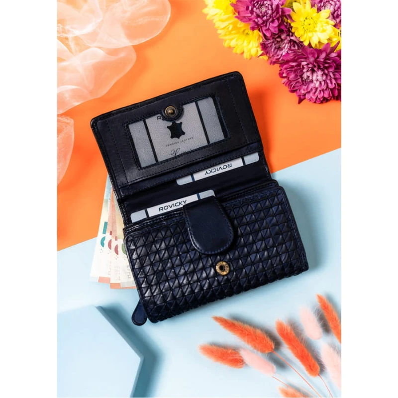 Portfel o wymiarach 19 × 10 cm wygodnie mieści się w dłoni, oferując przestronność i styl.