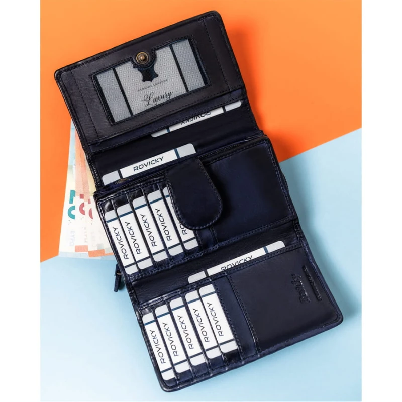 Przemyślane wnętrze z 10+ przegródkami na karty, miejscem na dowód rejestracyjny i dużymi kieszeniami na banknoty.