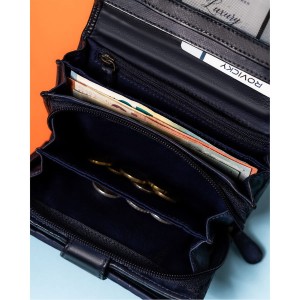 Praktyczna kieszeń na monety zamykana na suwak zapewnia bezpieczne przechowywanie drobnych.