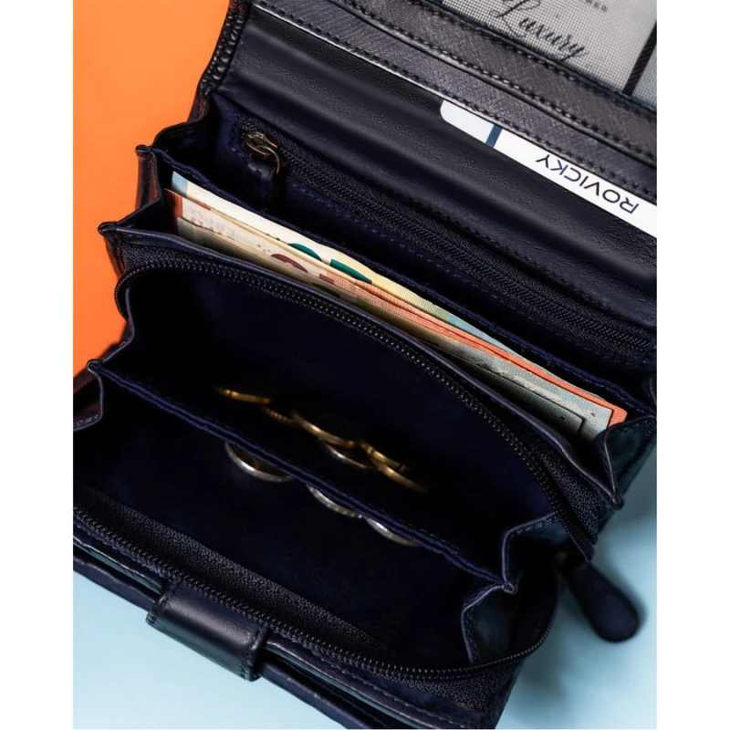 Praktyczna kieszeń na monety zamykana na suwak zapewnia bezpieczne przechowywanie drobnych.