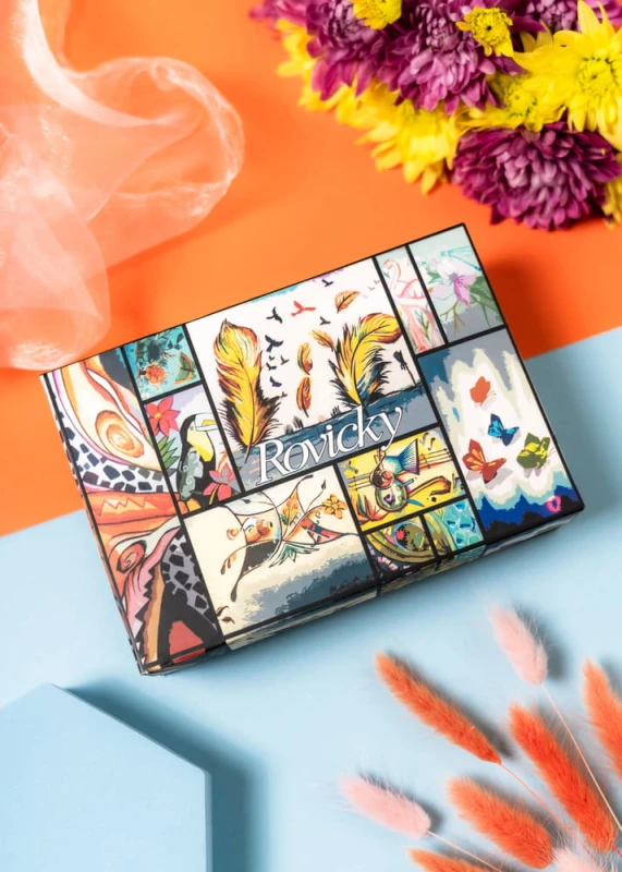 Portfel o wymiarach 13,5 × 9,5 cm idealnie leży w dłoni, łącząc elegancję z funkcjonalnością.