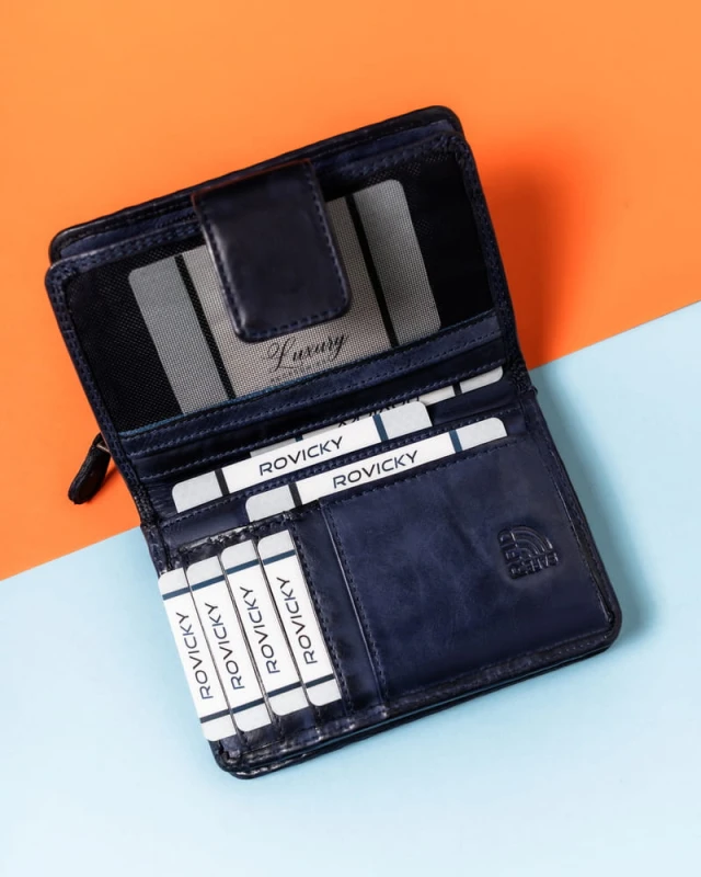 Funkcjonalne wnętrze portfela Rovicky z 6–10 przegródkami na karty, miejscem na dowód rejestracyjny i kieszeniami na banknoty.