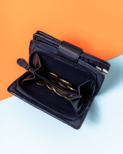 Praktyczna kieszeń na monety zamykana na suwak – bezpieczne i wygodne przechowywanie drobnych.