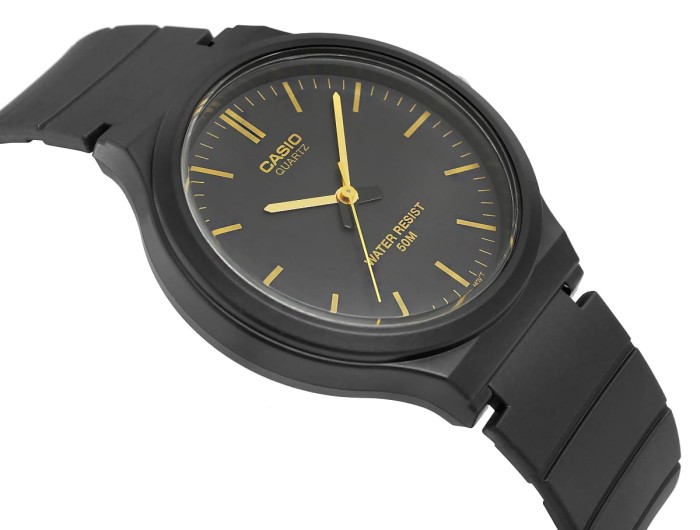 Czarna tarcza zegarka Casio MW-240-1E2VDF – czytelne cyfry arabskie.