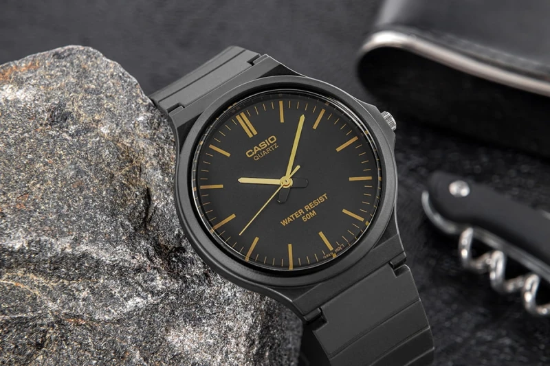 Bok koperty zegarka Casio MW-240-1E2VDF – lekka i ergonomiczna konstrukcja.