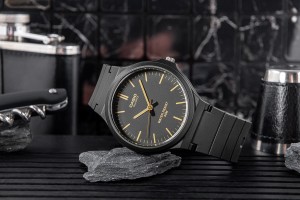 Zegarek Casio MW-240-1E2VDF na męskim nadgarstku – wygodny i codzienny.