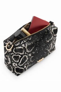 Wnętrze czarno-złotej torebki damskiej Nobo z dwiema kieszonkami i podszewką z logo