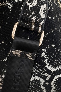 Czarno-złota listonoszka Nobo – wygodna torba damska z regulowaną długością paska